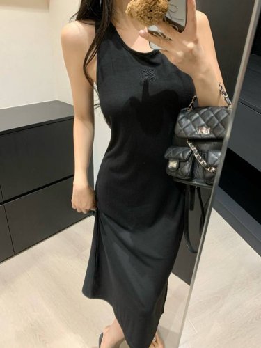 款号D250050582 Loew*E新款 胸前刺绣Logo标志后背交叉设计小心机辣妹风修身弹力背心连衣裙 黑色 卡其色 M码 胸围78 裙长107