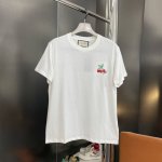 Gucci 古驰2025新款樱桃Logo刺绣短袖T恤 原版面料高版本高品质 网红明星同款 240G32支双水洗全棉面料 胸前精致樱桃立体绣花Logo 质感十足百
