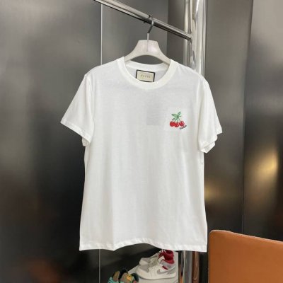 Gucci 古驰2025新款樱桃Logo刺绣短袖T恤 原版面料高版本高品质 网红明星同款 240G32支双水洗全棉面料 胸前精致樱桃立体绣花Logo 质感十足百