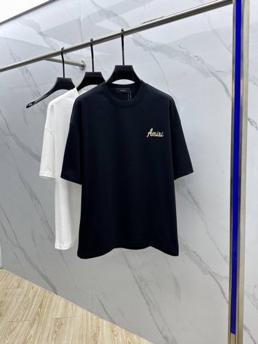Amiri 2025Fw春夏新品圆领打底外穿T恤，立体感Logo微廓形半袖，活性纯棉打底T恤，棉，手感面糯有骨感，柔而有韧性。工艺处理，韧性和抗皱性能得到大幅度