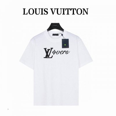 lv 胸口经典字母标 短袖T恤 款号:Lv04 白色 240克重磅小落肩100%棉T恤 Os版型 宽松有型好搭配 采用精梳紧密赛络工艺 面料更耐磨 袖口以及下摆