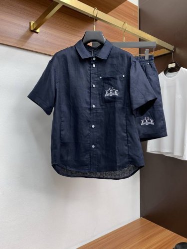 套 1V 路易威登 25年夏季最新爆款套装来袭 定制的天丝麻料，面料柔软轻盈，上身超级舒服，辅料五金全是定制原版配件，高端大气今年夏天必备的一款 颜色：藏青色