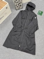 款号A36 Moncler 蒙口新款女士长款带帽风衣外套 一件值得你的长款风衣！ 对于喜欢休闲、既定穿衣风格的人来说，经典款永远是最佳的选择，没有太多浮夸的设计
