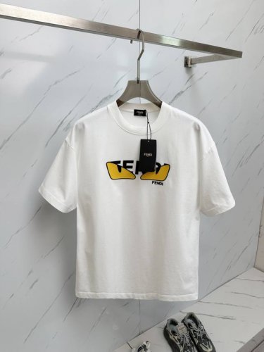 2025春夏新款首发专柜最新款短袖圆领T恤 高端订制 设计前卫时尚 品牌Logo重工艺设计 高端定制丝光云朵棉面料.手感柔软.穿着舒适.专柜级别精致车线.做工精