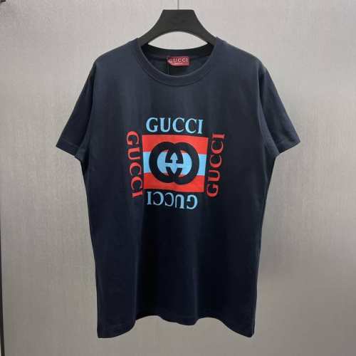 Gu印花针织棉T恤 size : S-Xl 日常服饰单品缀饰Gucci锁边或Gucci典藏标识 绽现优雅都市格调 这款T恤以海军蓝色针织棉匠心打造 缀饰Gucc