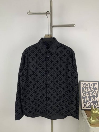 款号G708 新款Louis Vuitton 24Ss植绒字母满印格纹满印提花衬衫外套男女款 驴家今年最火的衬衫之一啦，做工非常复杂，面料全部定制，还原Zp，非