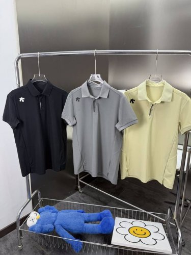 迪桑特 Descente夏季男翻领Polo衫版型垂直立挺，3D立体裁剪，科技面料版型做工都极好，必入好货来秒杀！采用吸湿性极佳的专业运动面料动感珠地，布表面呈疏