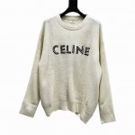 款号Y450 Celine 赛琳23Fw 铆钉字母圆领毛衣 面料采用定染米白色纱线 采用羊毛纱线玉米粒织法胸口Logo先做贴布刺绣工艺 然后由人工定位铆钉 做热