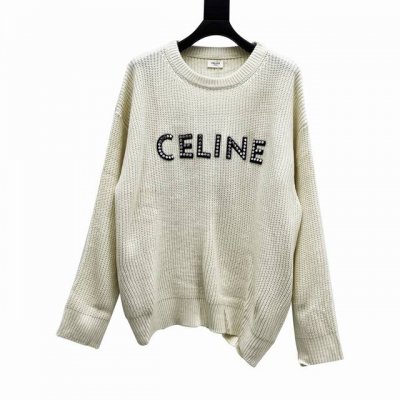 款号Y450 Celine 赛琳23Fw 铆钉字母圆领毛衣 面料采用定染米白色纱线 采用羊毛纱线玉米粒织法胸口Logo先做贴布刺绣工艺 然后由人工定位铆钉 做热