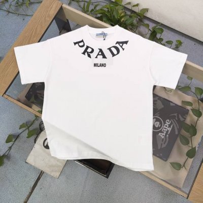 上新 款号：Zscx8291A 高版本 2025新款Prada普拉达领口字母图案Logo印花休闲情侣宽松短袖T恤，独一无二的活性环保面料染色，32支双纱精梳纯棉