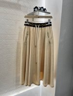 Louis Vuitto*2025新品上架 提花抽绳半裙 定制Yb进口垂感材质 柔软舒适 透气性更好 夏日穿搭首选材质 高腰抽绳中长半身裙版型 腰身以棕色系四叶