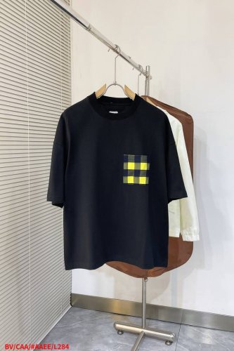 L284 Bvbottega Veneta 格子口袋短袖 工艺说明：面料采用梭织运动面料 白色捆条为面料切割 刺绣采用进口田岛机 精密绣花，整体走线平直细腻，面