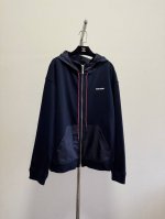 miu藏青色连帽卫衣 原版开发 高品质出货 质感超好 深邃的藏青色 高级又时尚 面料拼接 帽绳撞色设计 视觉上更有层次感 慵懒宽松的版型 打造随性洒脱的时尚 实