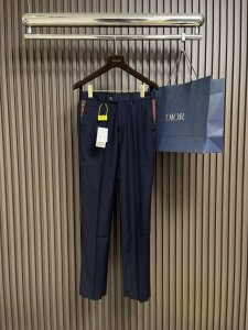 Gucci 2025Ss新款休闲西裤，定制面料 透气舒适度高，细节无可挑剔，品牌元素设计理念，体现高品质。手感细腻柔软！呈现休闲裁剪，上身版型超赞！尺码：29-