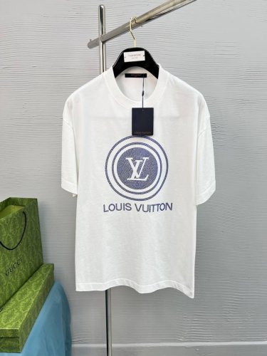 高品质 Lv 路易威登、25Ss经典配色T恤新品！！款式相当的青春活力，朝气澎湃！！新一季主打的小熊系列，采用一级印烫的高规格标准.色调过渡呈现的立体感很强，优