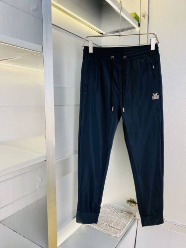 官网原单货 可穿220斤路易威登Lv 简约时尚 早春款卫裤松紧裤休闲裤长裤身穿着非常舒适 低调不失奢华 穿出去非常有档次,裤型款式和裁剪亦无需多言 上身精致跃然