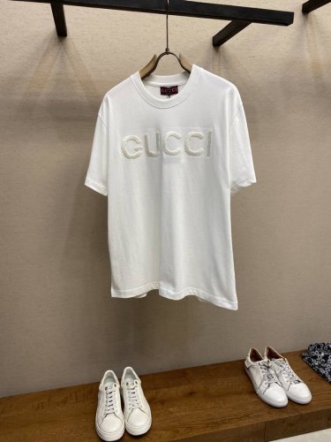 gucci， 复刻 G家G*Cci 古驰 2025Fw早春 毛线立体刺绣短袖T恤 建议干洗或包裹洗衣袋单独冷水快速机洗！ 尺码：S-Xl 颜色：黑色、白色