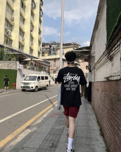 Stussy 斯图西Dsm纽约限定宽松圆领短袖T恤 男女同款 面料采用260G 双纱纯棉，做工规整，纹路清晰，穿着舒适！ 宽松版型男女都能驾驭品质随意对比自留主
