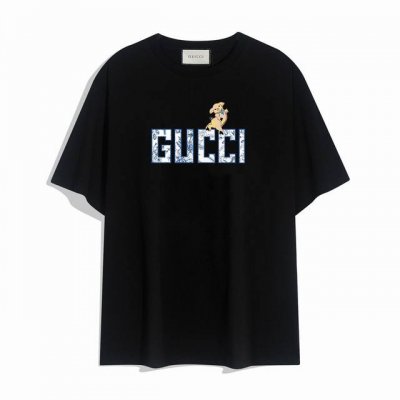 Gucci小猪字母印花短袖T恤,设计看起来满满的高街范儿 版型剪裁特别有讲究 上身很洋气显瘦内搭外穿都看高密针织圆领设计 平整简约 亲肤透爽 T恤面料的柔软性舒