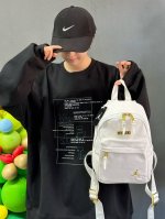 p90 耐克Nike乔丹Pu小包儿童包学生书包男女同款。 包包质量超级好 细节做工都非常到位。 模特实拍 上身效果拉满。 颜色：白色 黑色 尺寸：30 *21*