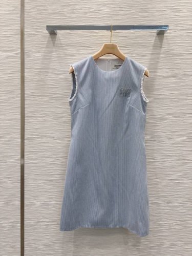 miu Mi* 2025Ss新品。经典细腻细条纹 质感细腻软糯。贵族名媛衣橱必备单品 经典减龄单品！立体Logo字母设计时髦又帅气！版型不挑人上身巨显瘦！白富美