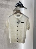 Miumiu*2025新品上架 针织短袖开衫 定制Yb棉麻纱线织造 质感舒适 透气好穿 圆领针织短袖开衫剪裁 通体绞花交织作坑条纹理 开襟糖果彩色钮扣搭配胸前徽