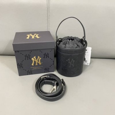 实拍图 批 款号 122 包含盒子 韩国Mlb斜跨单肩包老花满标压花秋冬新款香水包手拿包迷你小圆桶包 颜色 黑色 尺过 13X10.5X12Cm