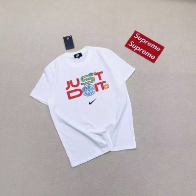 nike 耐克蛇年限定男女情侣款圆领纯棉T恤 颜色:黑色 白色 尺码: M～2Xl 这款耐克系列T恤是艺术家重新演绎的进口3D印花机 采用230克双纱纯棉面料