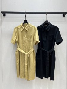 强烈推荐 Ysl*2025春夏新款 翻领短袖连衣裙 低调奢华立体剪裁 精简线条感设计 高贵典雅又尽显温柔知性的气质 进口特殊材质 收到手会很惊艳 定制面料质感超