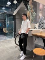 p330 Moncler空气层棉面料 春夏休闲裤子 美学的焕新诠释,演绎浓郁的格调型时尚风范,细节感和设计感强悍.经典品牌标识做为色彩搭配,演绎经典的品牌时尚,