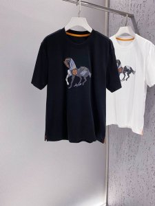 H~贴皮Logo刺绣男士圆领短袖T恤 2025夏季新款 代工厂p出货 圆领简约的版型，胸前以贴皮刺绣工艺诠释奢华高贵之美感 贴皮材质坚韧而富有光质感，与柔软的面