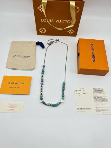 Lv路易威登绿松石串珠项链 人们把绿松石作为镇妖 辟邪的圣物和吉祥 幸福的象征 绿松石还是西历十二月的生辰石 项链展现材质和色调的多元融合 为年轻的品牌爱好者打
