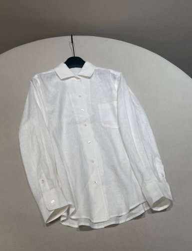 尺码 S M L lp 新款亚麻翻领衬衫 采用100%亚麻面料制成 天然质感 舒适宜人 Lp粉都喜欢的调性 成功有闲人都爱的低调柔和感 很好搭配 微宽松版型是遮