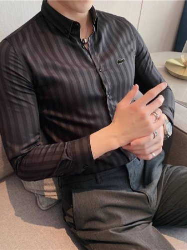 Lacoste 法国鳄鱼25年春季新品高端时尚美学设计结合立体裁剪版型男士时装款竖条纹长袖衬衫 整体的形态设计完美沿袭了古驰现代极简主义基调，将都市高贵时尚阐释