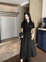 特价 黑色 Prad* 普拉达 25Ss新款拼接连衣裙 翻领半拉链设计，腰部褶皱收腰侧边大口袋拉链装饰，胸前经典三角标搭配 ～ 颜色：黑色 白色 码数：Sml