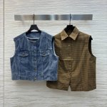 miu家 25早春 灯芯绒牛仔色系列 翻领格纹背心+ 灯芯绒圆领马甲两件套设计 怀旧复古感 Logo贴布绣工艺 工装口袋无袖马甲版型包容性非常强 视觉拉长比例