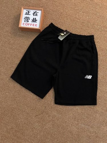 new Balance 新百伦夏季最新款基础五分休闲短裤 采用重磅华棉面料，触感柔和、垂感强，穿着体验感好 4-5级水洗色牢度不易褪色 面料采用水洗印染工艺 水