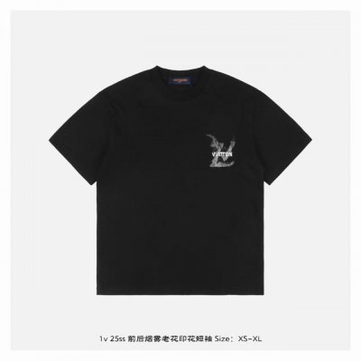 LV 25Ss 前后烟雾老花印花短袖 面料采用230克重精梳棉 定制32支1*1螺纹 成衣两遍水洗处理 面料舒适亲肤无异感 定制定染面料 纺织密度高 垂感佳 不