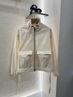 fend*2025新品上架 翻领防晒外套短裤套装 定制Yb斜纹全棉材质 舒适好穿 挺括有型 翻领立领两穿防晒外套短裤休闲套装 双向拉链便于穿脱开衩 翻盖口袋点缀