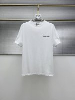 Miumiu2025春夏新款男女同款短袖T恤，最新款全网独家首上！！~既经典有时尚百搭，谁不爱啊，将经典再次展现，非常的耐看，自带低奢光环与辨识度！传统的品牌理