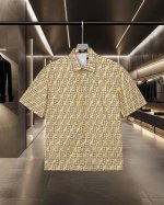 Fendi 芬迪 爆款来袭 经典满印弹幕双Ff数码Logo短袖衬衫 2025Ss官网新款短袖 衬衫 衬衣，精美数码印花 高端版本，专柜定制面料 透气舒适度高，精