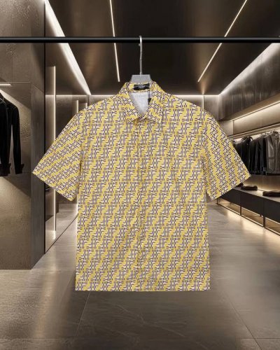 Fendi 芬迪 爆款来袭 经典满印弹幕双Ff数码Logo短袖衬衫 2025Ss官网新款短袖 衬衫 衬衣，精美数码印花 高端版本，专柜定制面料 透气舒适度高，精