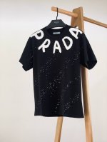 prada 普拉达 2025Ss春夏新品 泼墨系把银河穿在身上是什么体验 深靛底色泼染星辰轨迹 重工白字自带打光灯效果 袖口蓝釉墨点像晕开的克莱因梦境 越随性的