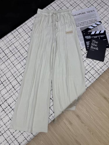 Miumi*25Ss Logo徽标设计休闲裤 日常穿搭必备款 很百搭 采用进口棉面料 贴身非常舒服 垂坠感很好 直筒阔腿裤型 完全不挑腿型 时髦感满满 两色Sm