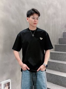 M-3Xl 普拉达 25Ss春夏新款首发专柜最新款短袖圆领T恤 高端订制 设计前卫时尚 品牌Logo重工艺设计 高端定制230克面料.手感柔软.穿着舒适.专柜级