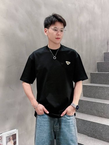 M-3Xl 普拉达 25Ss春夏新款首发专柜最新款短袖圆领T恤 高端订制 设计前卫时尚 品牌Logo重工艺设计 高端定制230克面料.手感柔软.穿着舒适.专柜级