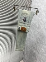 蒙‘’原单牛仔裤 2025新品，原版牛仔裤 原版重工打造，品牌经典Logo设计，原版五金辅料。专柜定制牛仔面料，完全对版专柜，欢迎专柜试穿后再购买，好货不怕比。