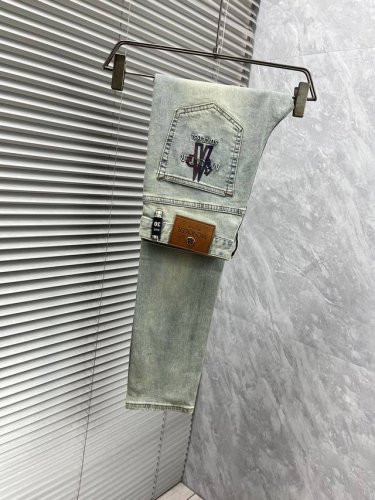 蒙‘’原单牛仔裤 2025新品，原版牛仔裤 原版重工打造，品牌经典Logo设计，原版五金辅料。专柜定制牛仔面料，完全对版专柜，欢迎专柜试穿后再购买，好货不怕比。