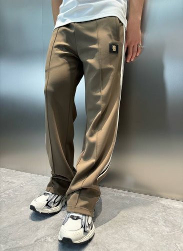 Amiri*埃米尔25S新款休闲直筒裤.极具代表性的织带新品休闲裤装，经典复古理念重塑了街头运动风格....经典黑白织带裤线.上身效果Nice.优选莫斯科百分百