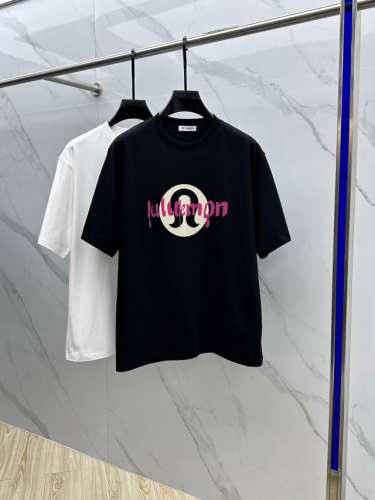 lululemon 2025Fw春夏新品圆领打底外穿T恤，立体感Logo微廓形半袖活性纯棉打底T恤，棉，手感面糯有骨感，柔而有韧性。工艺处理，韧性和抗皱性能得到
